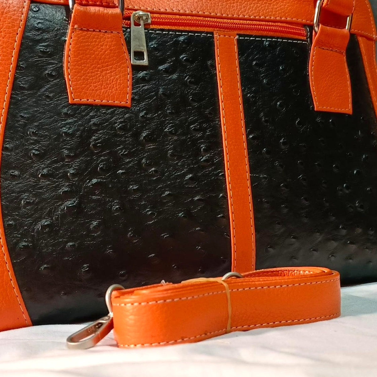 Close view of the detachable adjustable shoulder strap and its clips